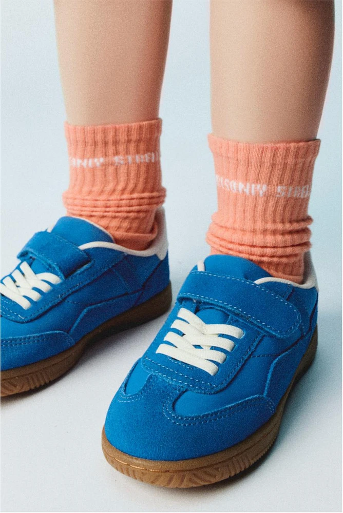 LOT DE TROIS PAIRES CHAUSSETTES AVEC INSCRIPTION