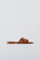 FLAT CROSSED-STRAP SANDALS