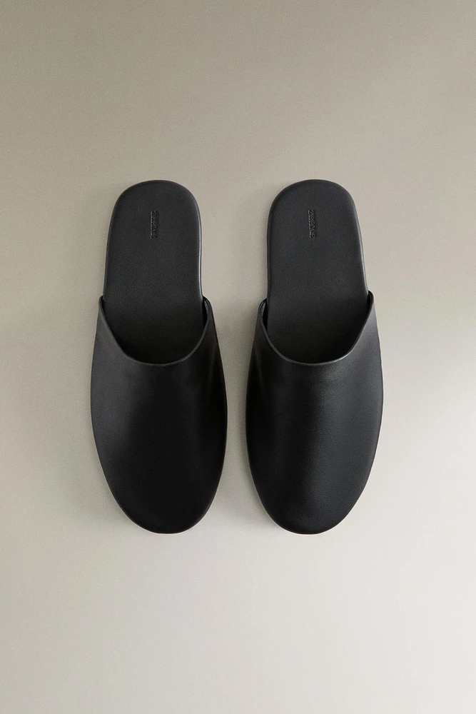 CHAUSSONS OUVERTS À L'ARRIÈRE CUIR