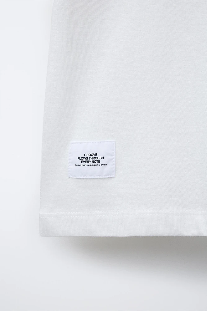 T-SHIRT À INSCRIPTION ET ÉTIQUETTE