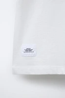 T-SHIRT À INSCRIPTION ET ÉTIQUETTE