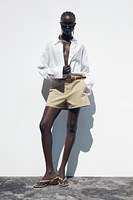 BERMUDA À PINCES AVEC CEINTURE