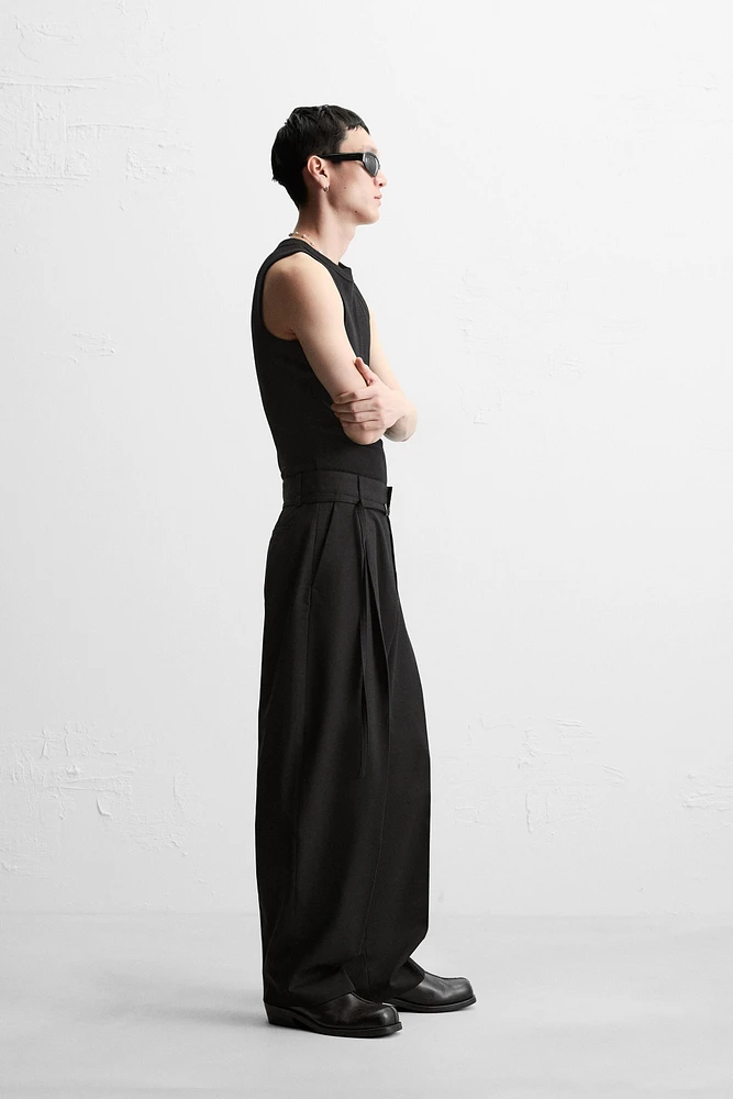 PANTALON À PLIS AVEC CEINTURE