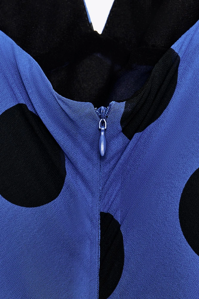 ROBE LONGUE À POIS ET VOLANTS