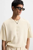 CONTRAST EMBROIDERY T-SHIRT