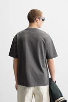 Relaxed fit dense cotton T-shirt. Round neck and short sleeves.