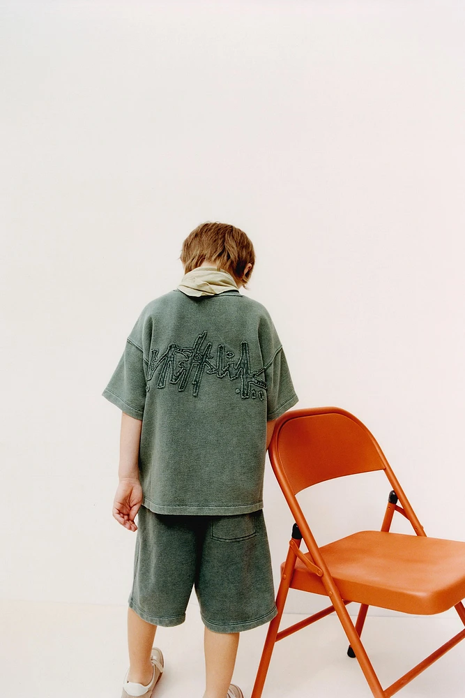 T-SHIRT EFFET DÉLAVÉ GRAFFITI