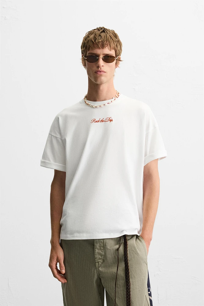T-SHIRT IMPRIMÉ EN MATIÈRES VARIÉES