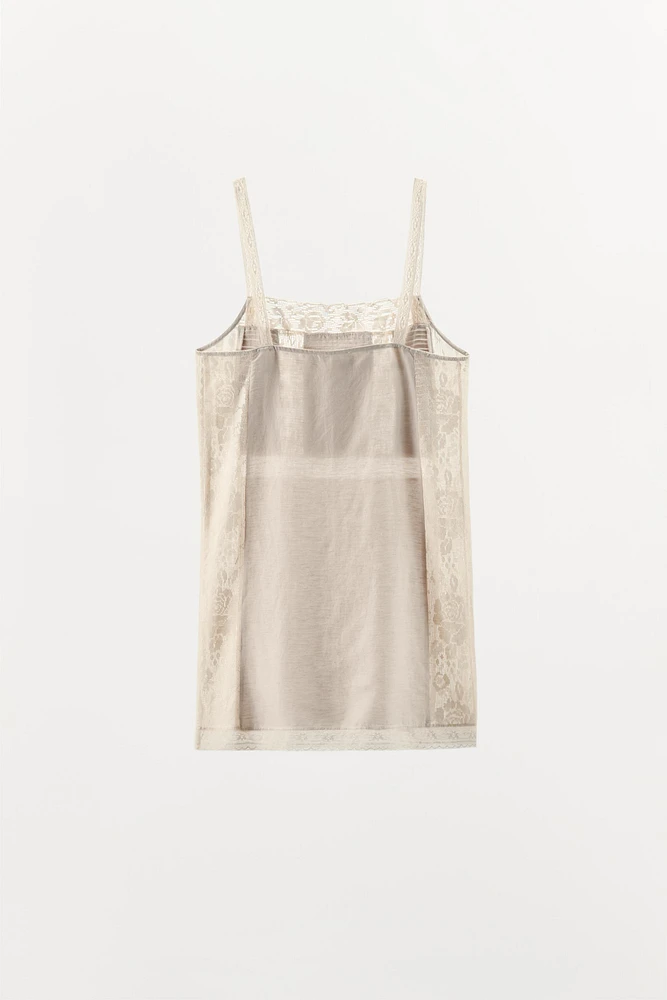 ROBE À BRETELLES PLISSÉE EN DENTELLE