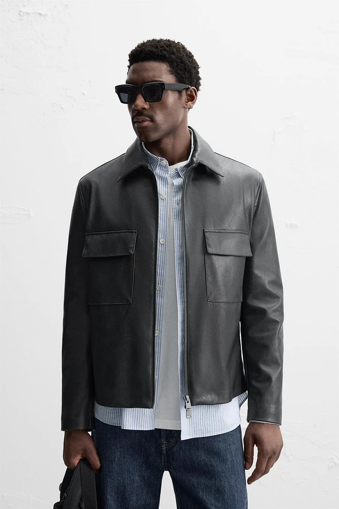 BLOUSON EN CUIR SYNTHÉTIQUE À POCHES