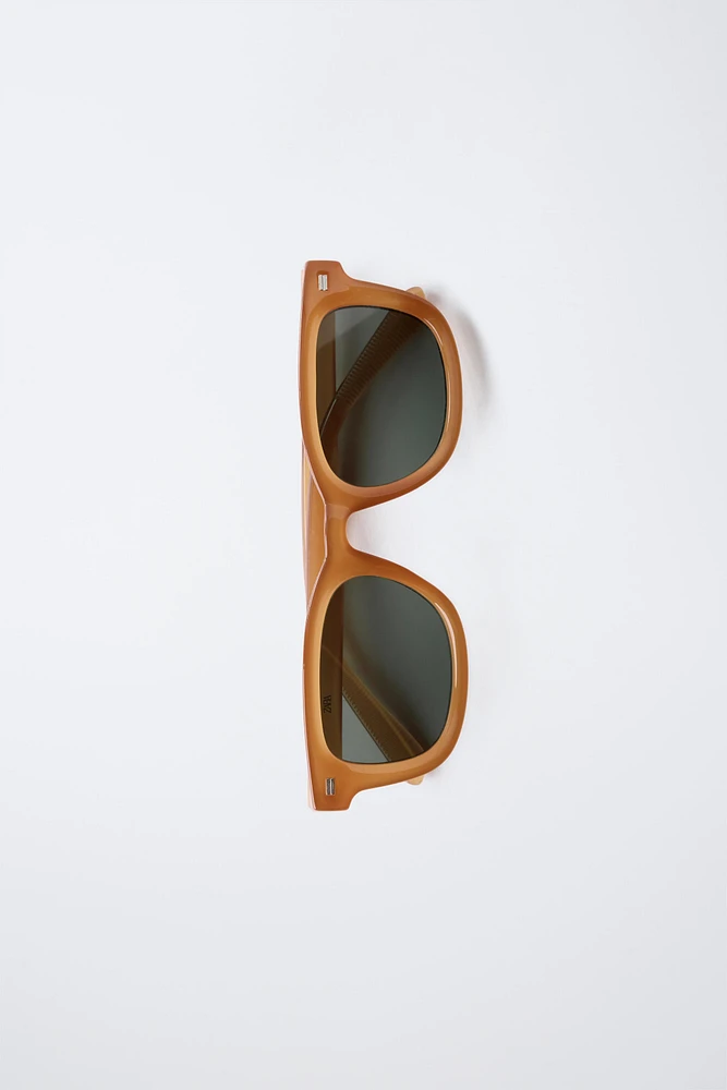LUNETTES DE SOLEIL CARRÉES MONTURE TRANSLUCIDE