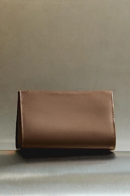 SMALL LEATHER TOILETRY BAG
