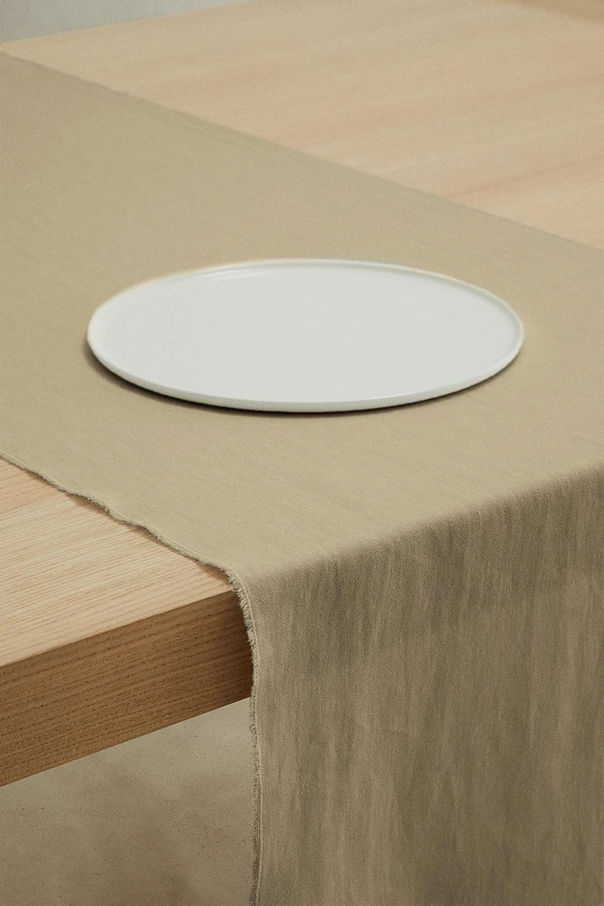 TABLE RUNNER 01