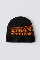 STRANGER THINGS ™/ © NETFLIX KNIT HAT