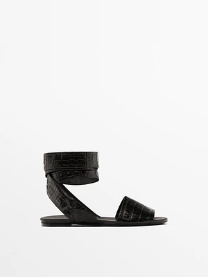 Sandales en cuir souple nouées