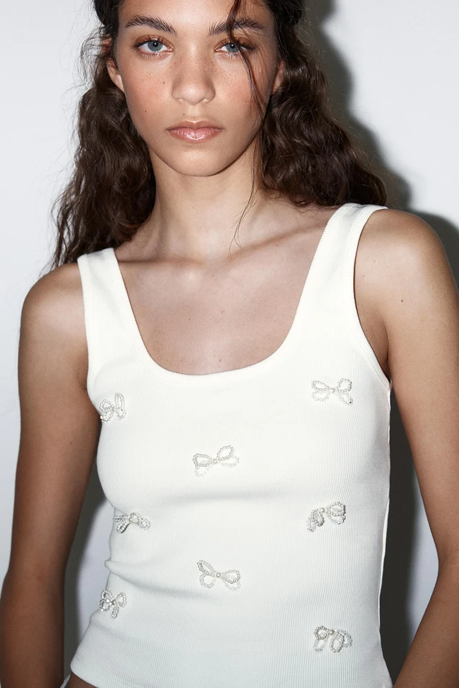 T-SHIRT LACETS STRASS PERLES