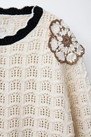 PULL EN CROCHET À FLEURS