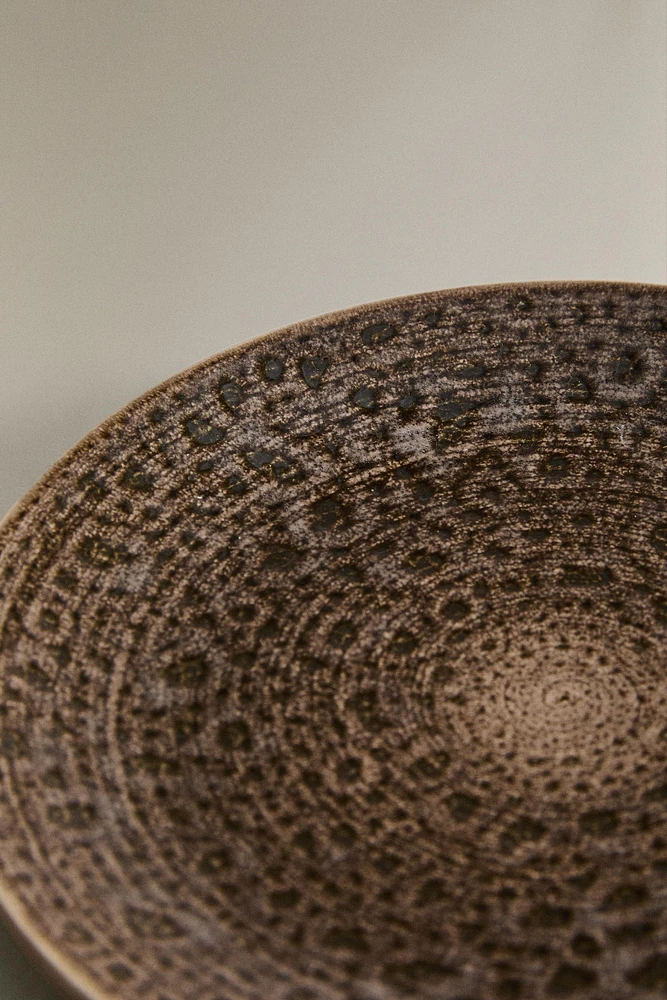 DESSERT PLATE WITH RAISED DESIGN