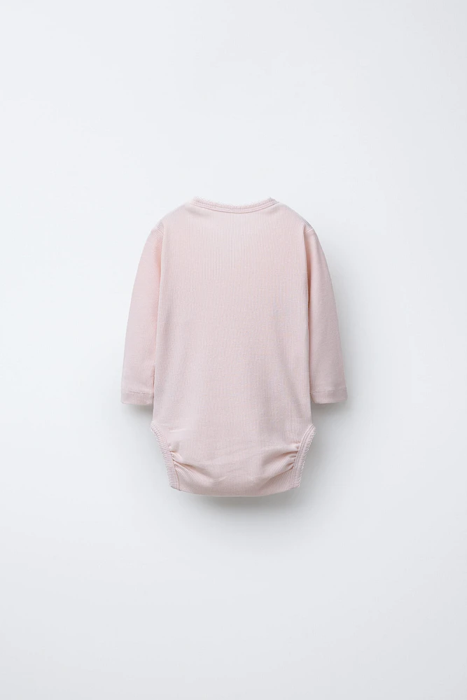 LOT DE DEUX BODYS COL KIMONO EN LAINE MÉRINOS AVEC MINAUDIÈRE