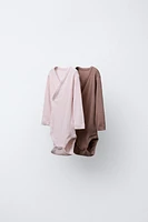 LOT DE DEUX BODYS COL KIMONO EN LAINE MÉRINOS AVEC MINAUDIÈRE