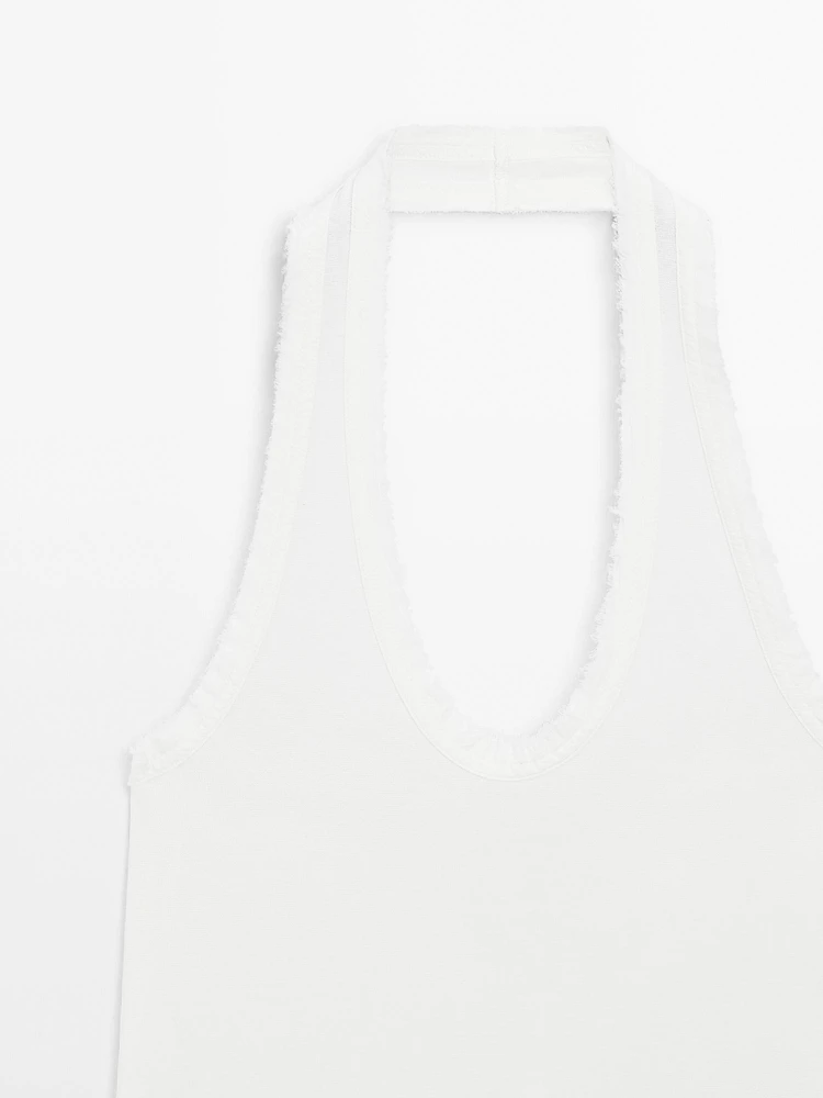 Top slim à encolure américaine effiloché