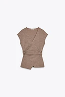 TEXTURED CLASP TOP