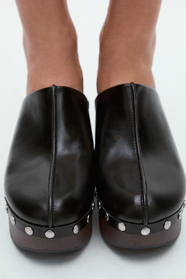 STUDDED LEATHER CLOGS