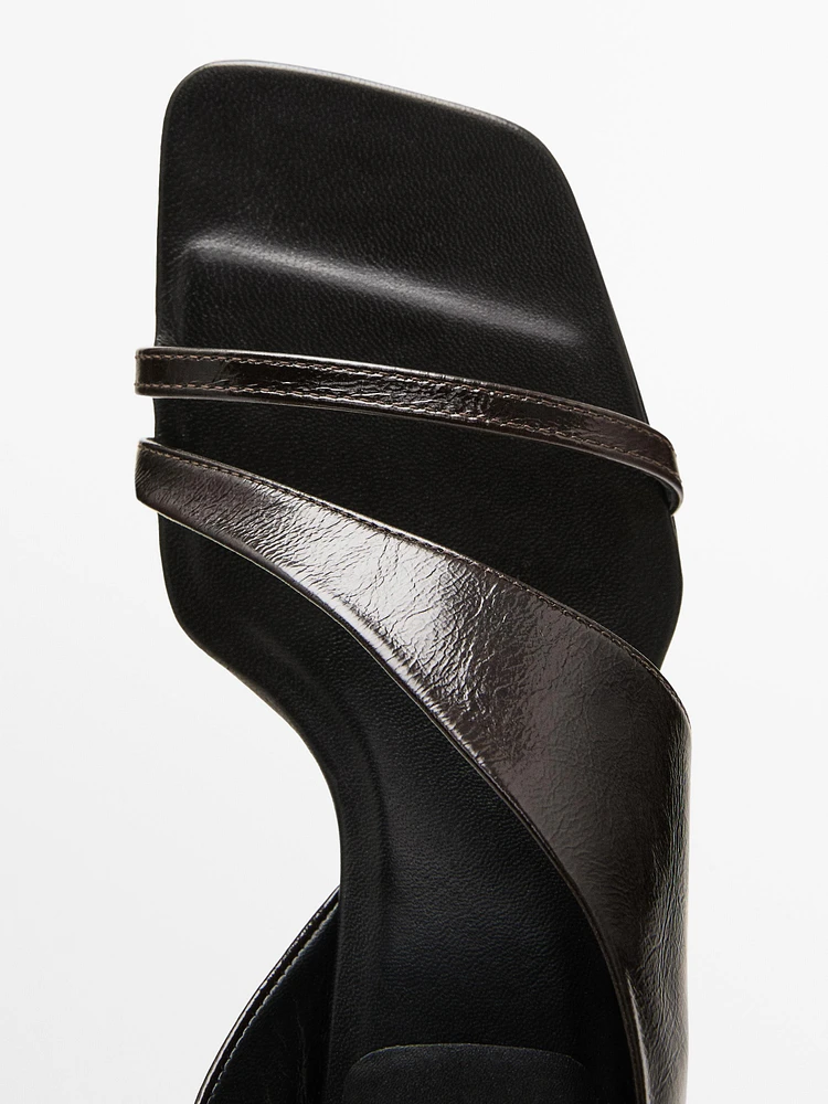 Sandales à talon asymétriques