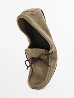 Split suede loafers with bow