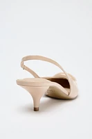 CHAUSSURES OUVERTES À L'ARRIÈRE AVEC DÉTAIL