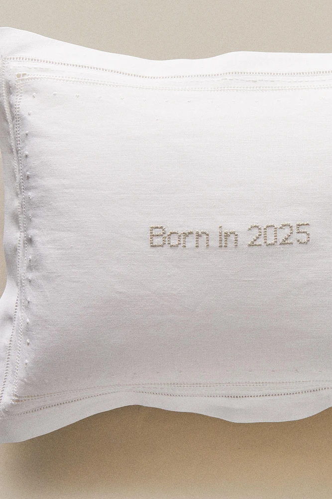 HOUSSE DE COUSSIN ENFANT « BORN IN 2025 »