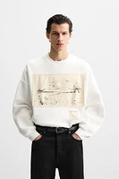 GRAPHIC PATCH SWEATSHIRT