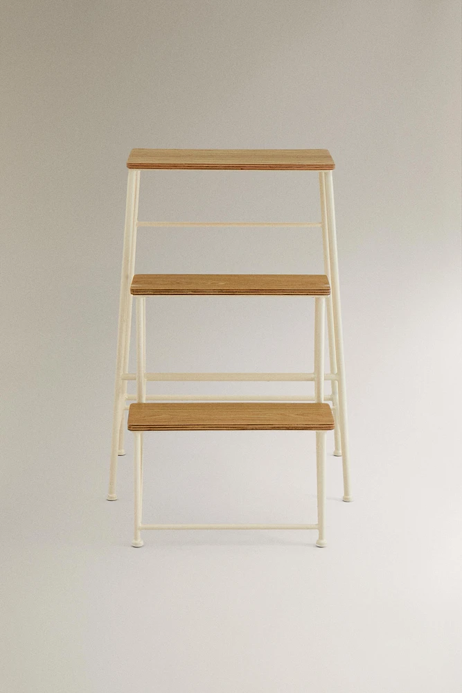 THREE-STEP LADDER STOOL