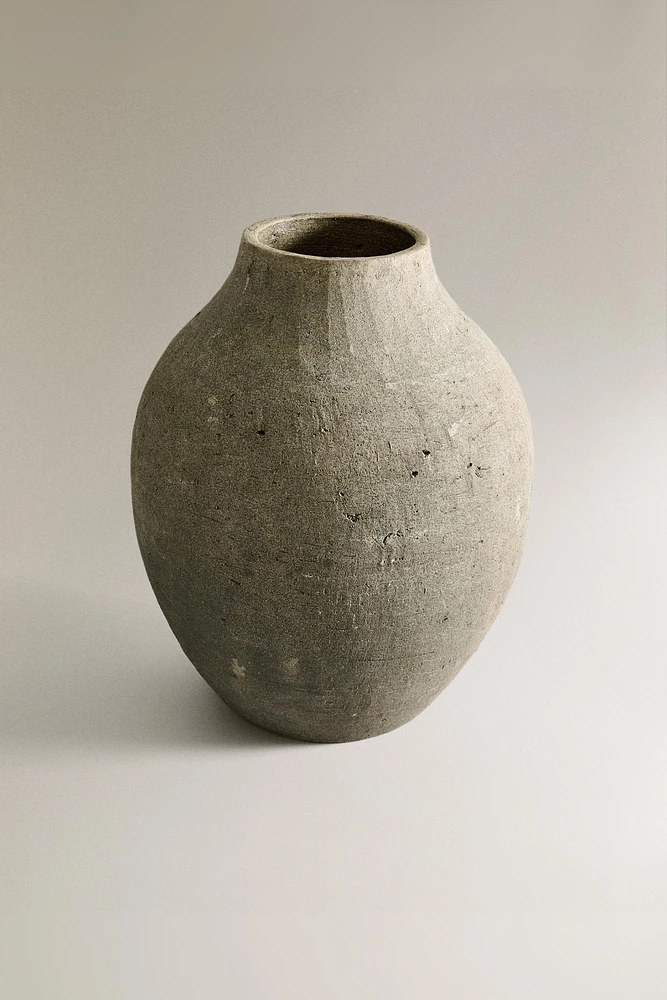 VASE EN CÉRAMIQUE IRRÉGULIÈRE