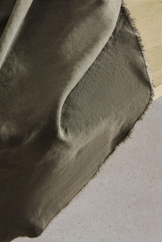 TABLECLOTH 01