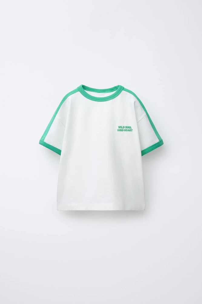 T-SHIRT À INSCRIPTION IMPRIMÉE EN RELIEF