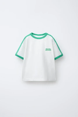 T-SHIRT À INSCRIPTION IMPRIMÉE EN RELIEF