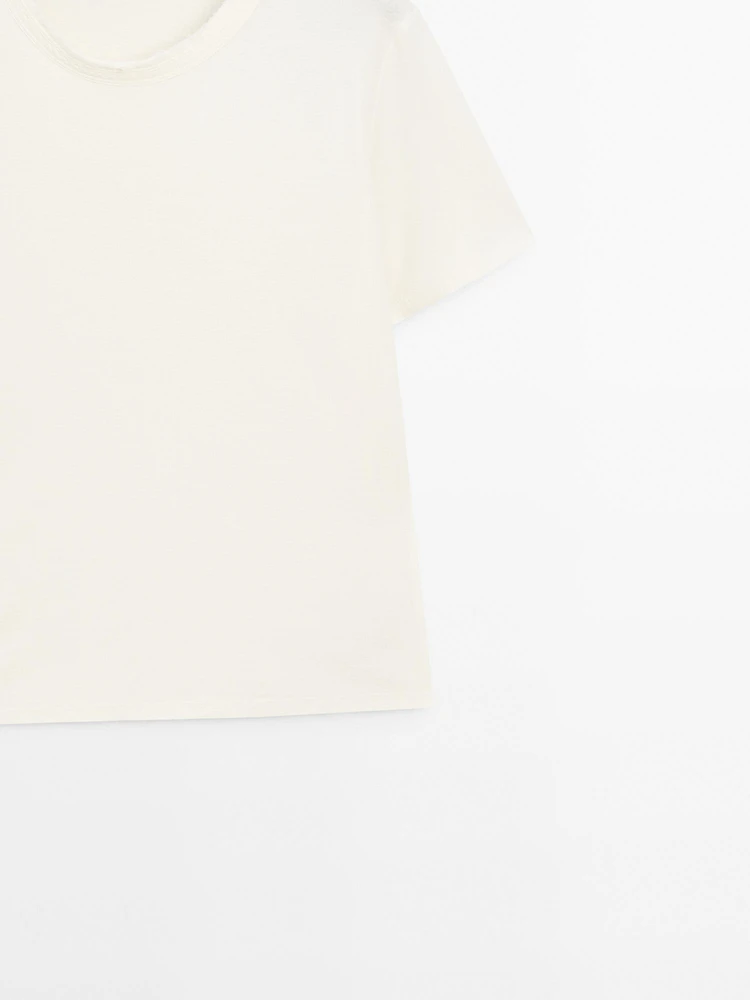 T-shirt with frayed collar