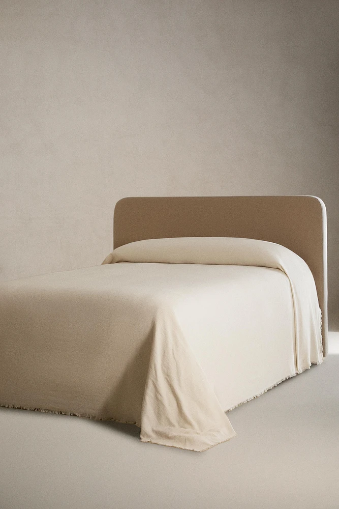 TEXTURED BEDSPREAD