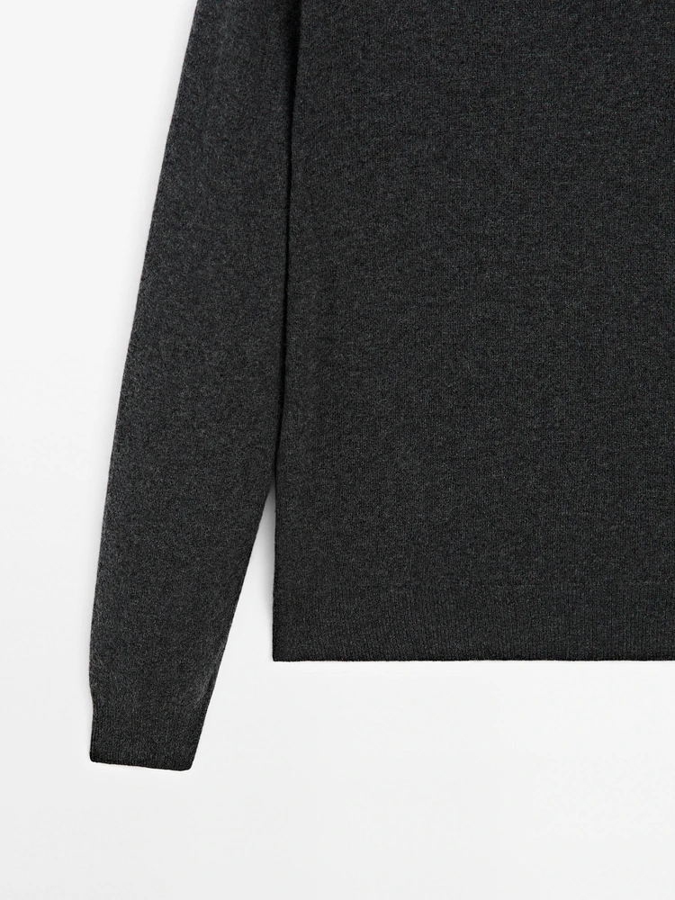 Cashmere knit sweater with a crew neck