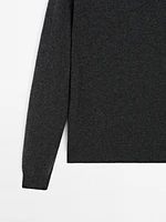 Cashmere knit sweater with a crew neck