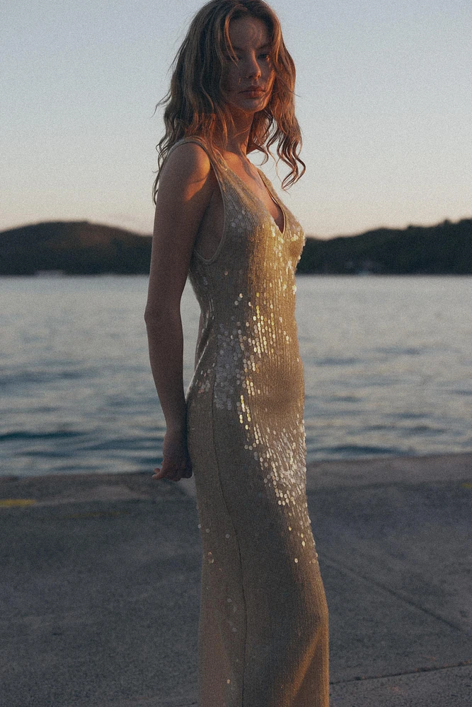 ROBE À FIL MÉTALLISÉ ET SEQUINS