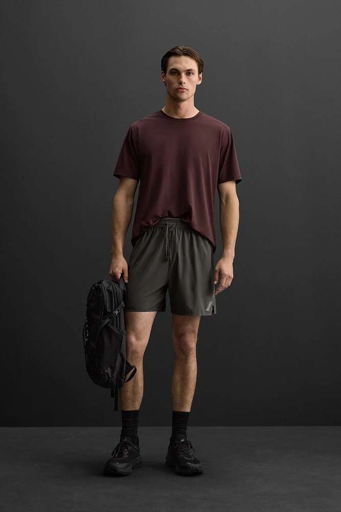 TEXTURED RUNNING SHORTS