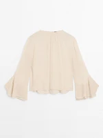 Flowing shirt with ruffles