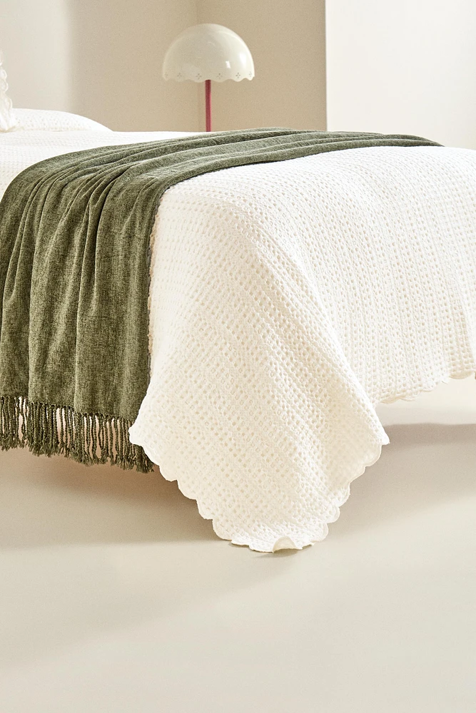 CHILDREN'S COTTON BEDSPREAD WITH A SCALLOPED EDGE