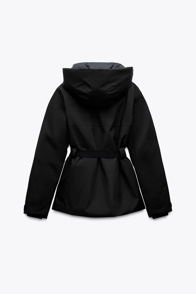 ANORAK REMBOURRÉ AVEC TISSU RÉSISTANT À L'EAU
 ET COUPE-VENT TECHNOLOGIE RECCO® COLLECTION SKI