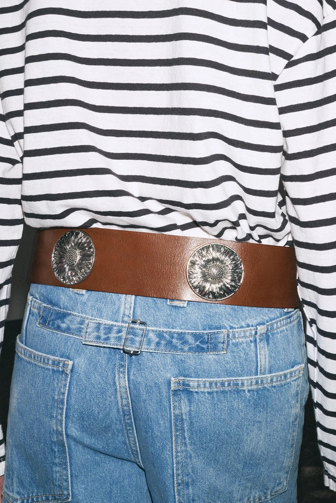 WIDE LEATHER BELT WITH FLOWERS