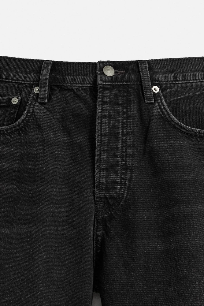 STRAIGHT FIT DENIM SHORTS