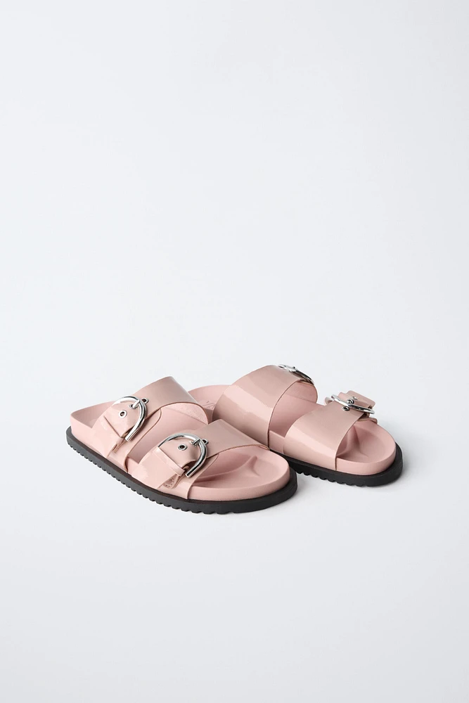 SANDALES VERNIES À BOUCLES