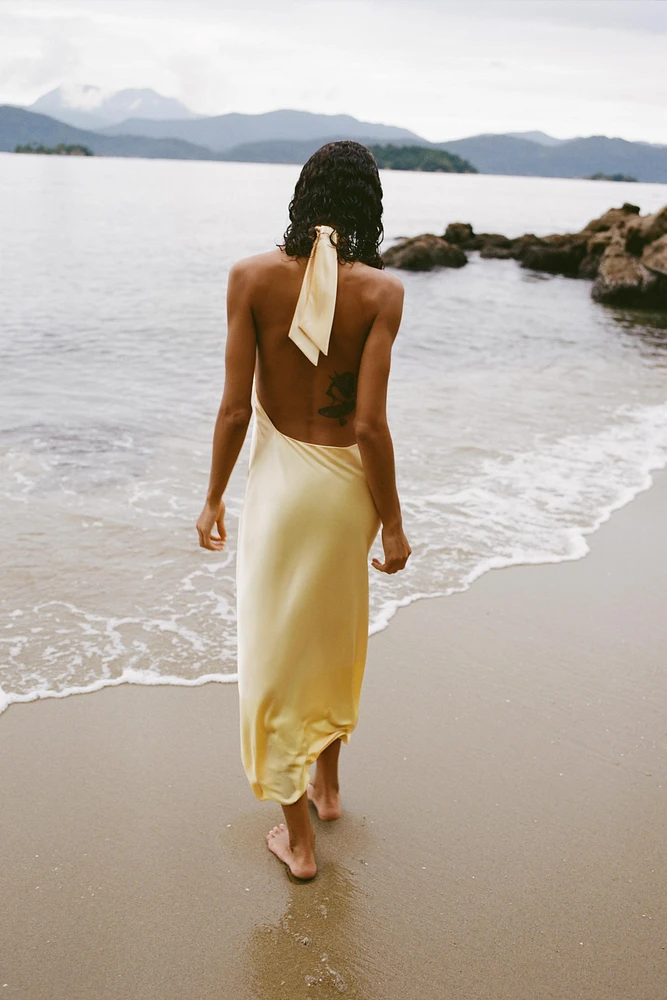 ROBE MIDI HALTER SATINÉE